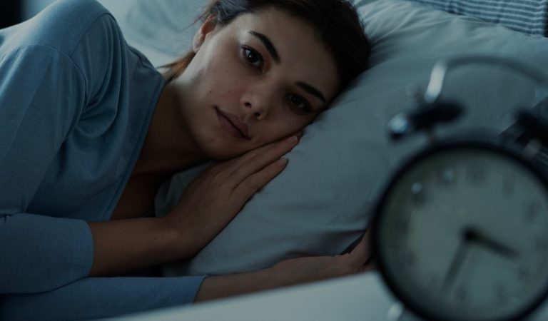 Did you know that waking up very often at night is a sign to take seriously?